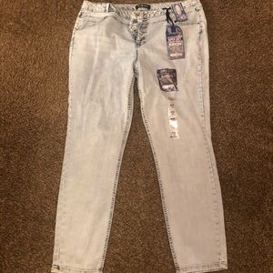 BRAND NEW JEANS. NEVER WORN